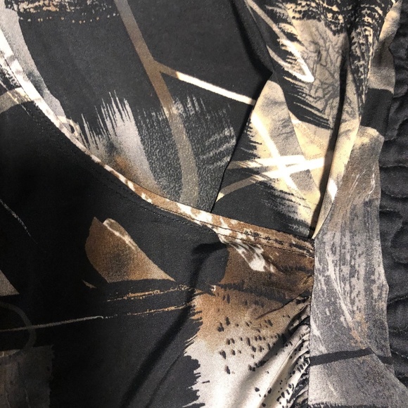 Melanie Lyne Top w/Cut Out and Ruching detail @ collar - Picture 6 of 10